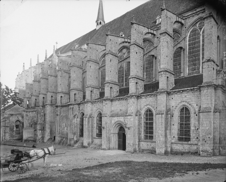 Façade nord : contreforts et arcs-boutants