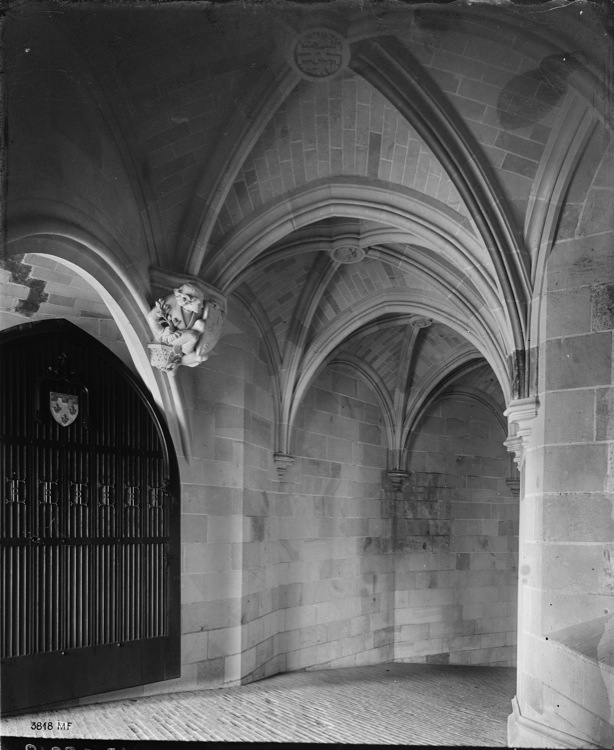 Tour des Minimes, intérieur : voûte du grand escalier, corbeau sculpté d’un personnage au départ d’un arc