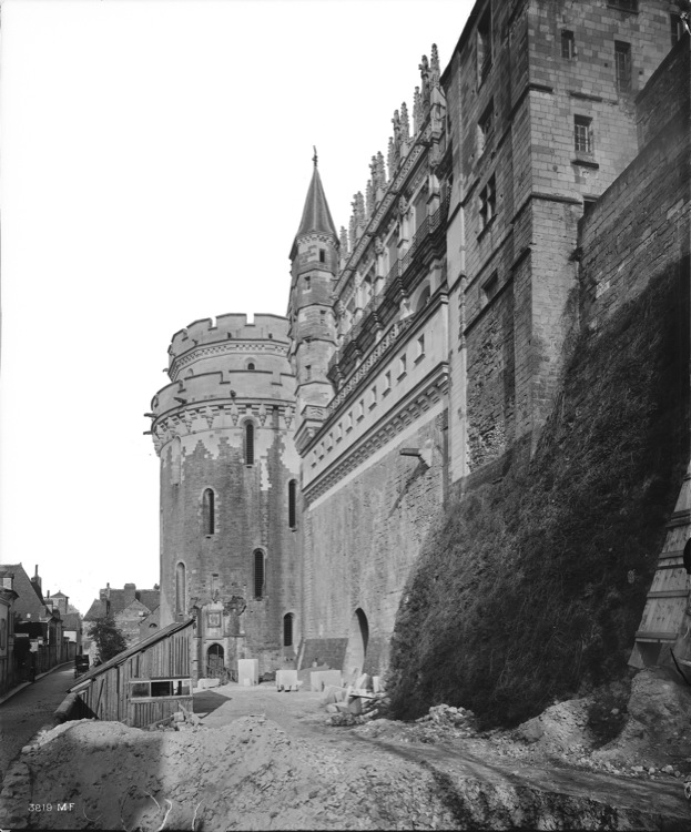 Façade nord sur la Loire, avec la tour des Minimes : vue en contreplongée