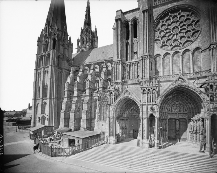 Façade sud : tour, contreforts, transept