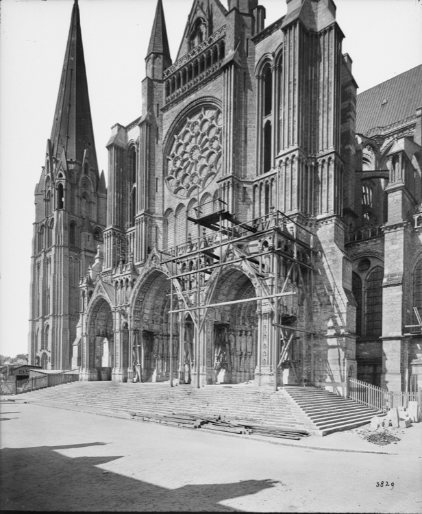 Transept sud : façade en travaux