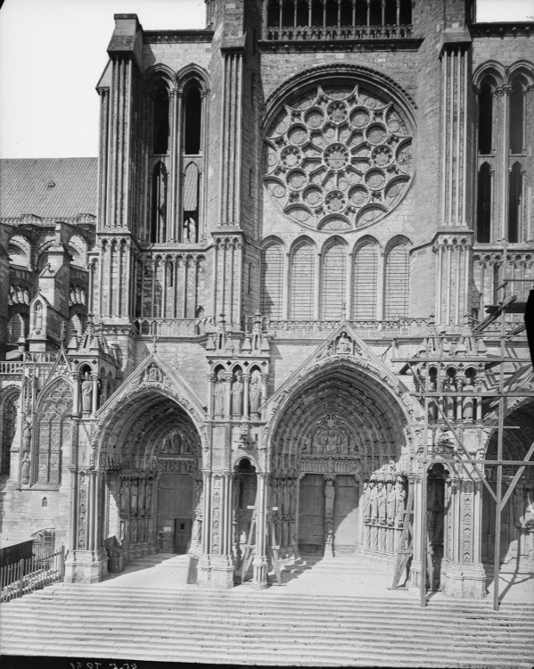 Transept sud : portail de gauche, portail central et rosace