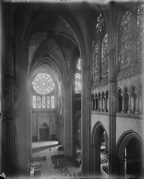 Intérieur : transept sud vers les verrières et la rosace