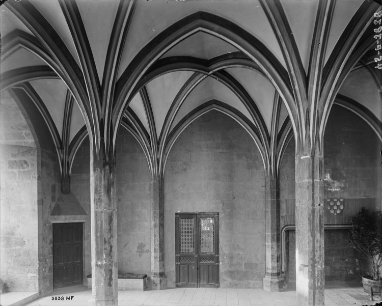 Tour Maubergeon, intérieur : salle avec voûtes gothiques et cheminée