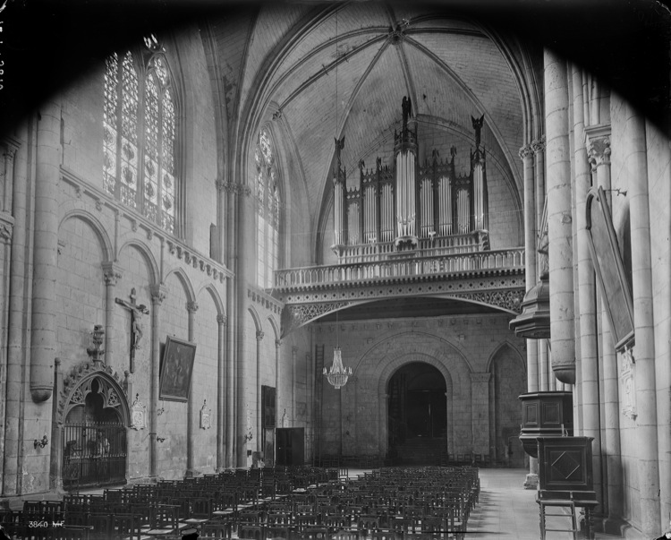 Intérieur : nef vers l'entrée, orgue de tribune au-dessus de l'entrée, chapelle du Pas-de-Dieu dans le mur latéral sud