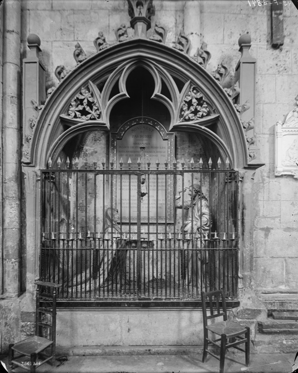 Intérieur, mur latéral sud : chapelle du Pas-de-Dieu, grilles fermées