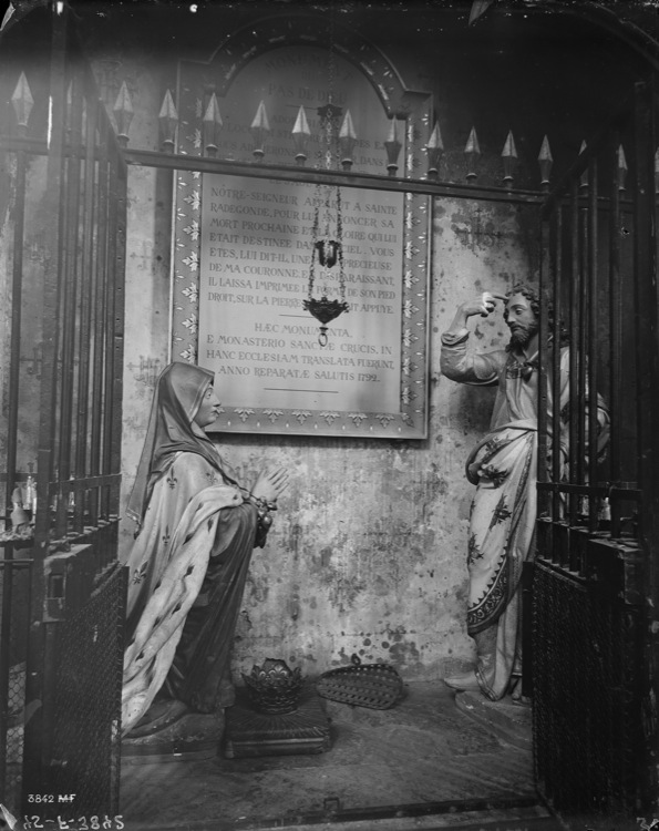 Intérieur, mur latéral sud : chapelle du Pas-de-Dieu, grilles ouvertes, statues de sainte Radegonde et du Christ