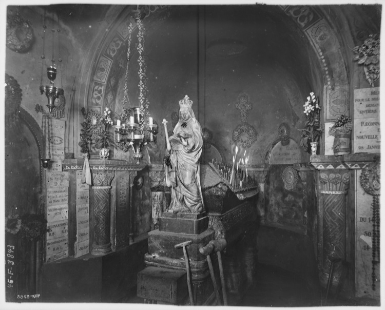 Intérieur, crypte : tombeau et statue de sainte Radegonde