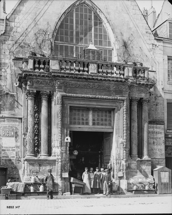 Entrée du musée : portail de l'ancienne église des Augustins