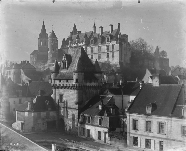 Porte de ville et logis royal, vue d'ensemble