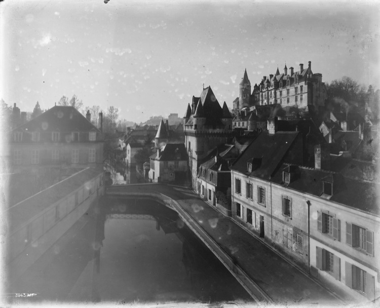 Porte de ville et logis royal, vue prise de l'Indre