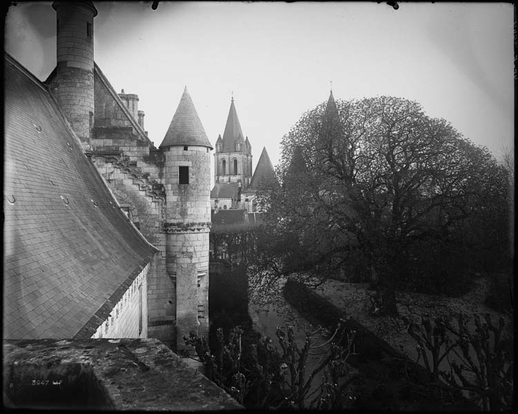 Façade ouest, vue diagonale vers le jardin et les tours de la collégiale