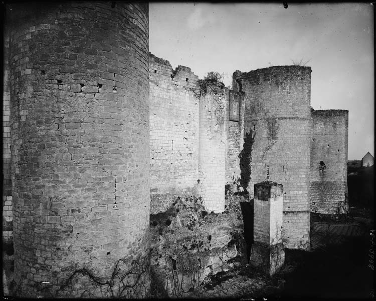 Tours de l'enceinte sud, vue diagonale vers l'est