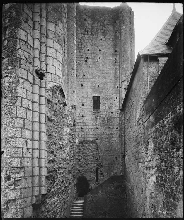 Donjon : petite porte latérale