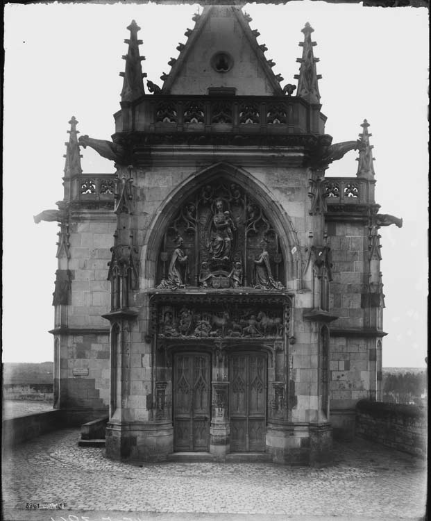 Chapelle Saint-Hubert, façade ouest : portail