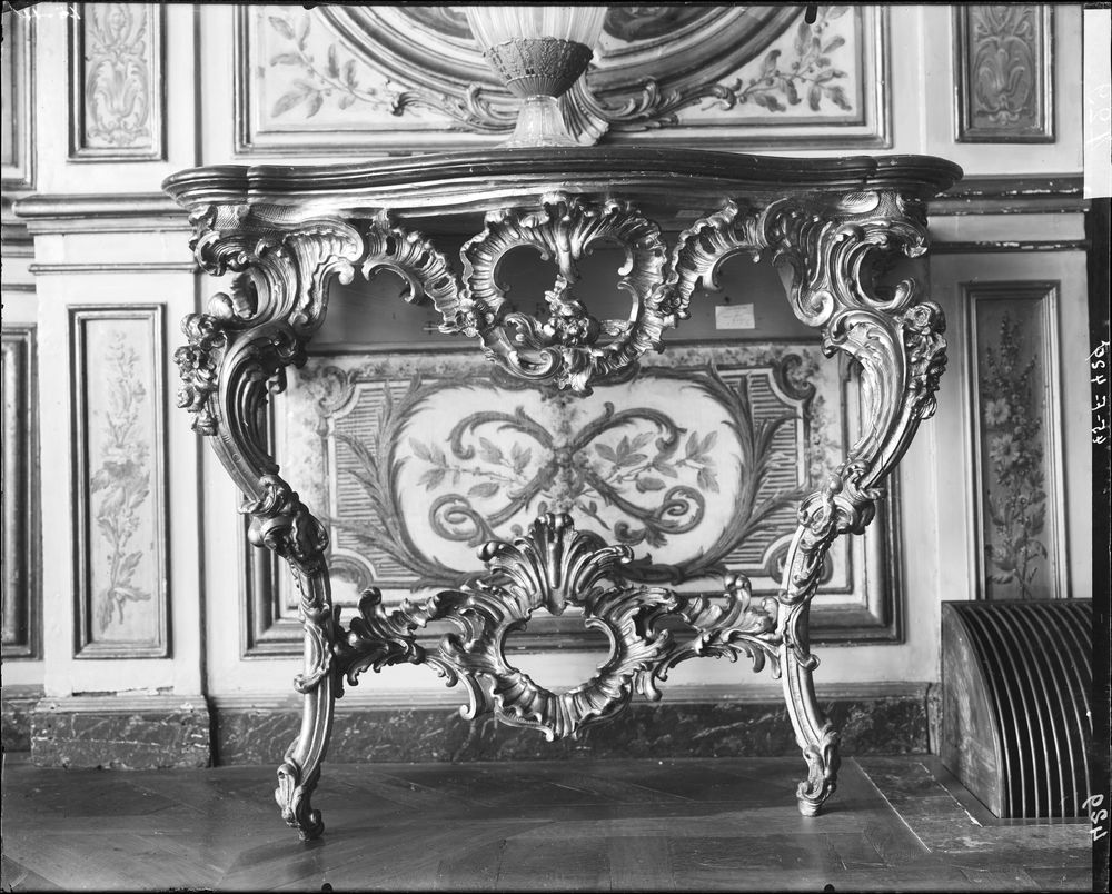 Console en bois doré, en salle