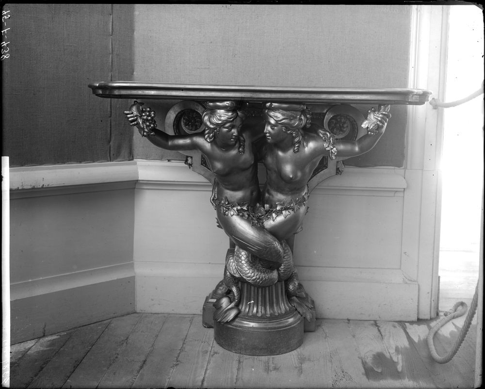 Console d'applique en bois doré sculpté : deux sirènes cariatides entrelacées