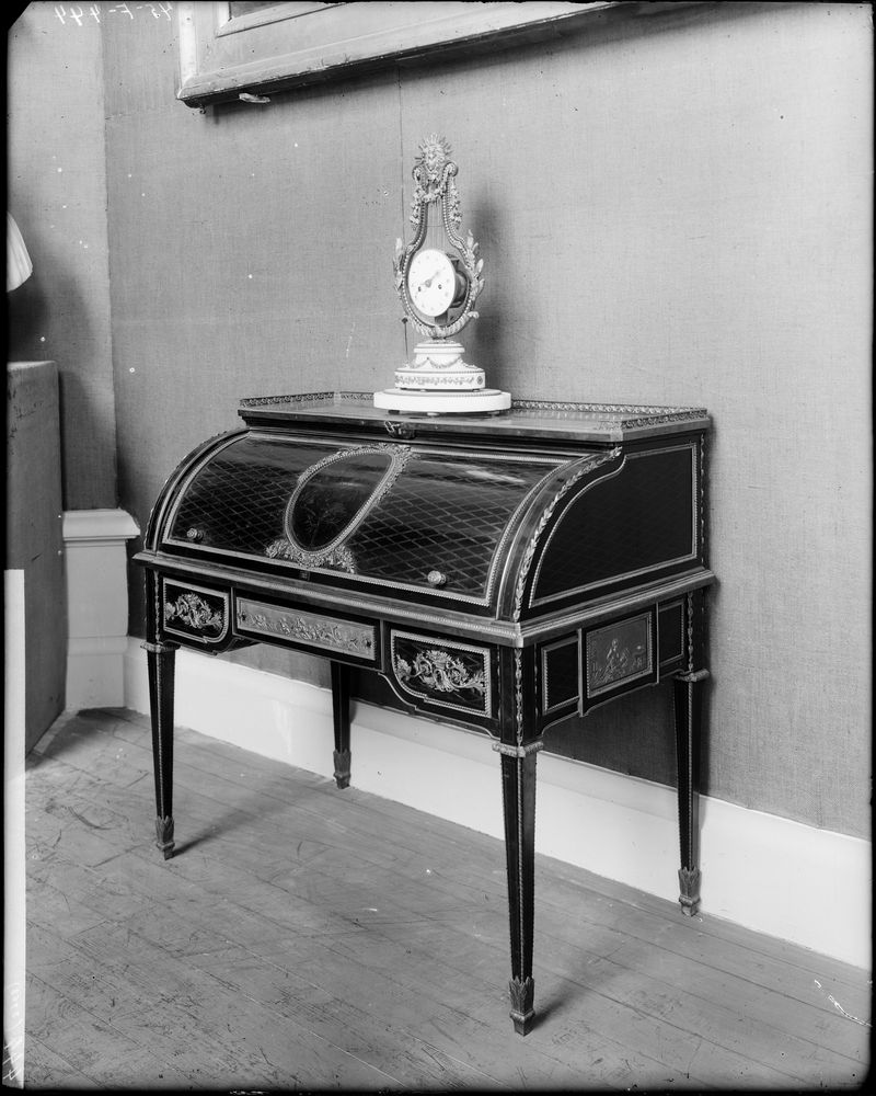 Bureau ou secrétaire à cylindre en marqueterie de bois polychrome, de trois-quarts dans la salle d'exposition