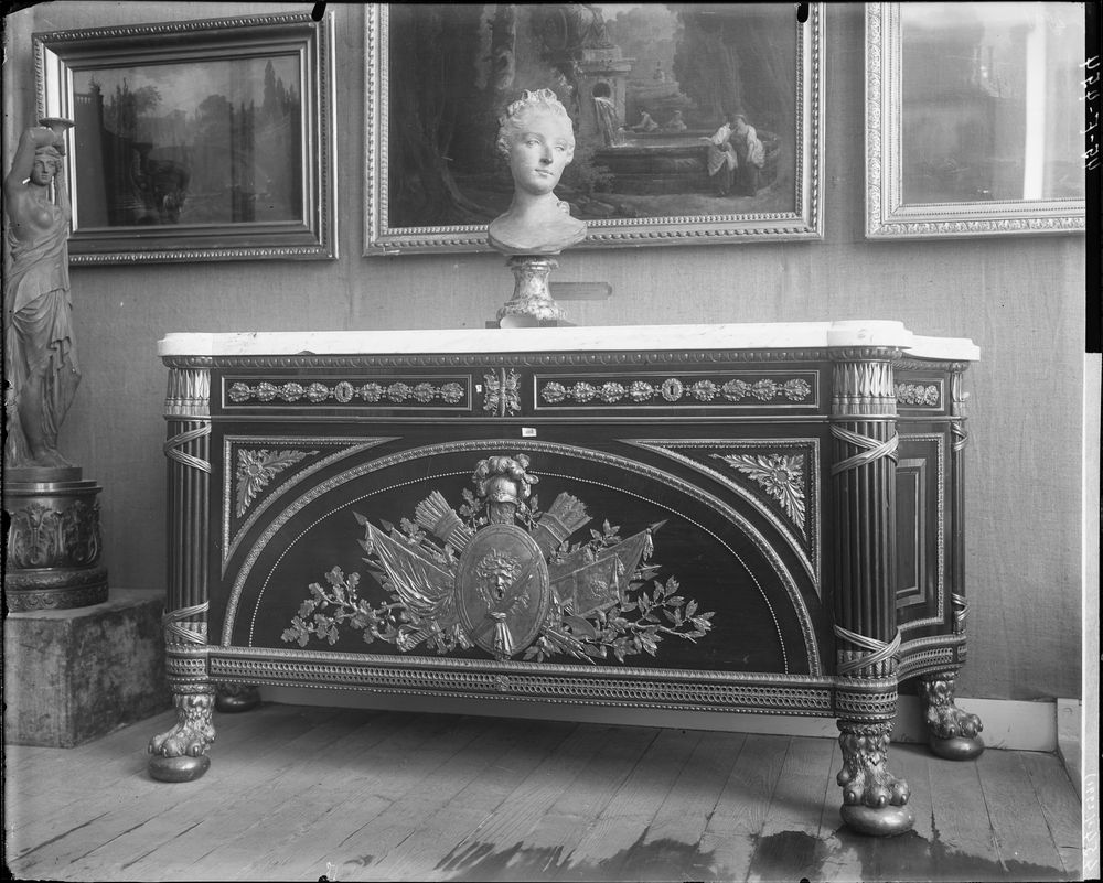 Commode à vantaux dite commode aux faisceaux, vue de la salle d'exposition