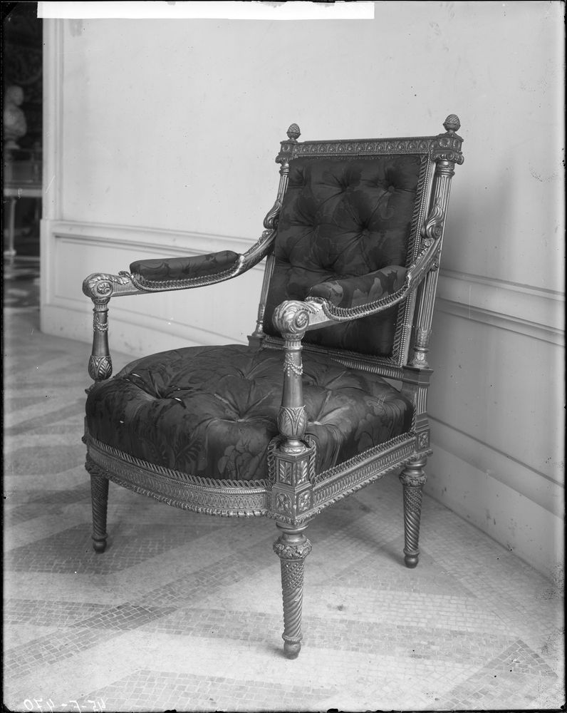 Fauteuil du Salon de musique des appartements de l'Impératrice, en damas de soie verte