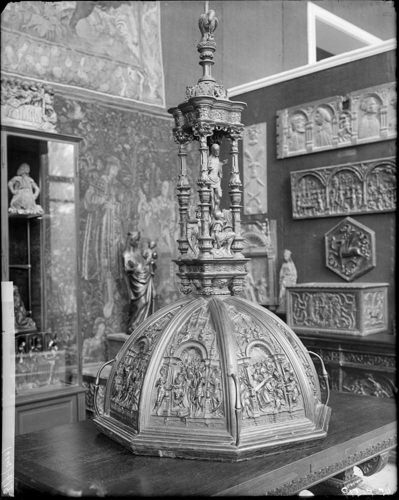 Couvercle de fonds baptismaux sculpté, vue partielle de la salle d'exposition - © Ministère de la culture (France), Médiathèque du patrimoine et de la photographie, diffusion GrandPalaisRmn Photo