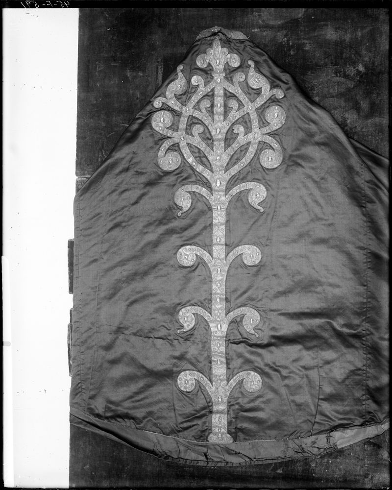 Chasuble ou mantel d'officiant (de diacre) en soie rouge, détail d'un galon