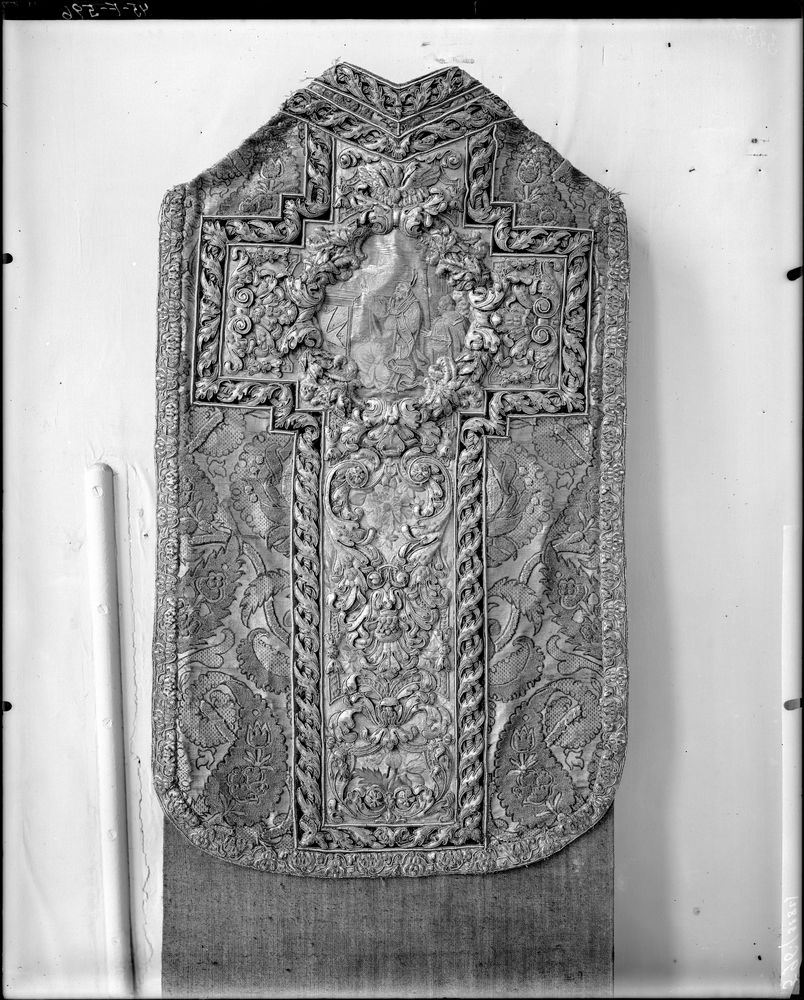 Chasuble de Monseigneur de Le Tellier en drap d'or et d'argent : Saint Remy recevant la Sainte-Ampoule en médaillon, vue de dos