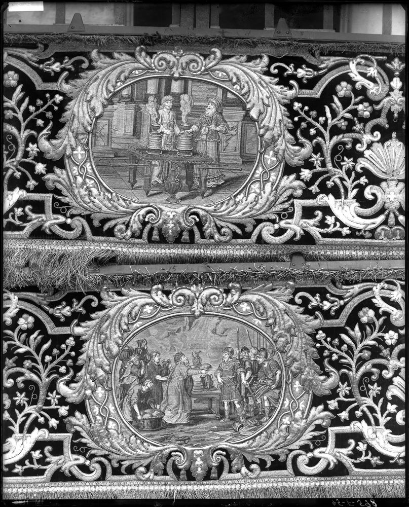 Garniture de dais de procession en velours rouge brodé de fils d'or et d'argent (rinceaux végétaux avec scène centrale) : Les pains de proposition, Melchisédech offrant le pain et le vin