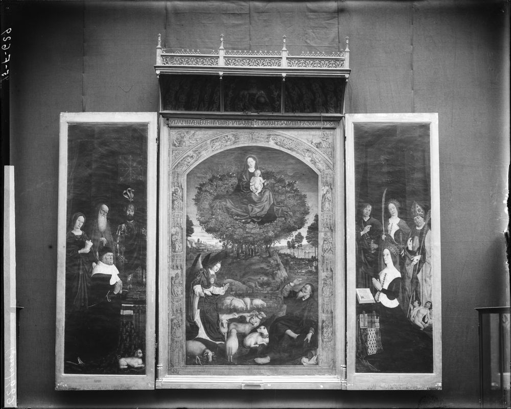 Retable du Buisson ardent (triptyque), volets ouverts : la Vierge au buisson ardent entourée des deux donateurs peints sur les panneaux des volets intérieurs, panneau central surmonté d'un dais représentant Dieu le Père