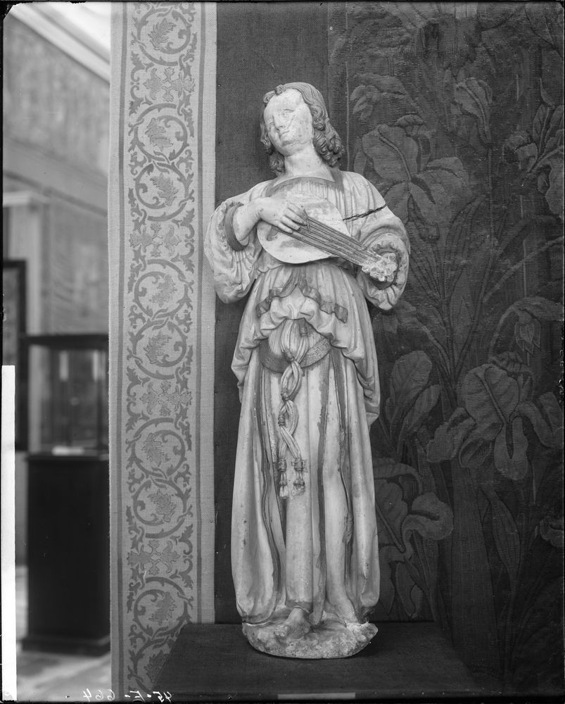 Statue d'Ange musicien en albâtre rehaussé d'or, vue partielle des salles d'exposition