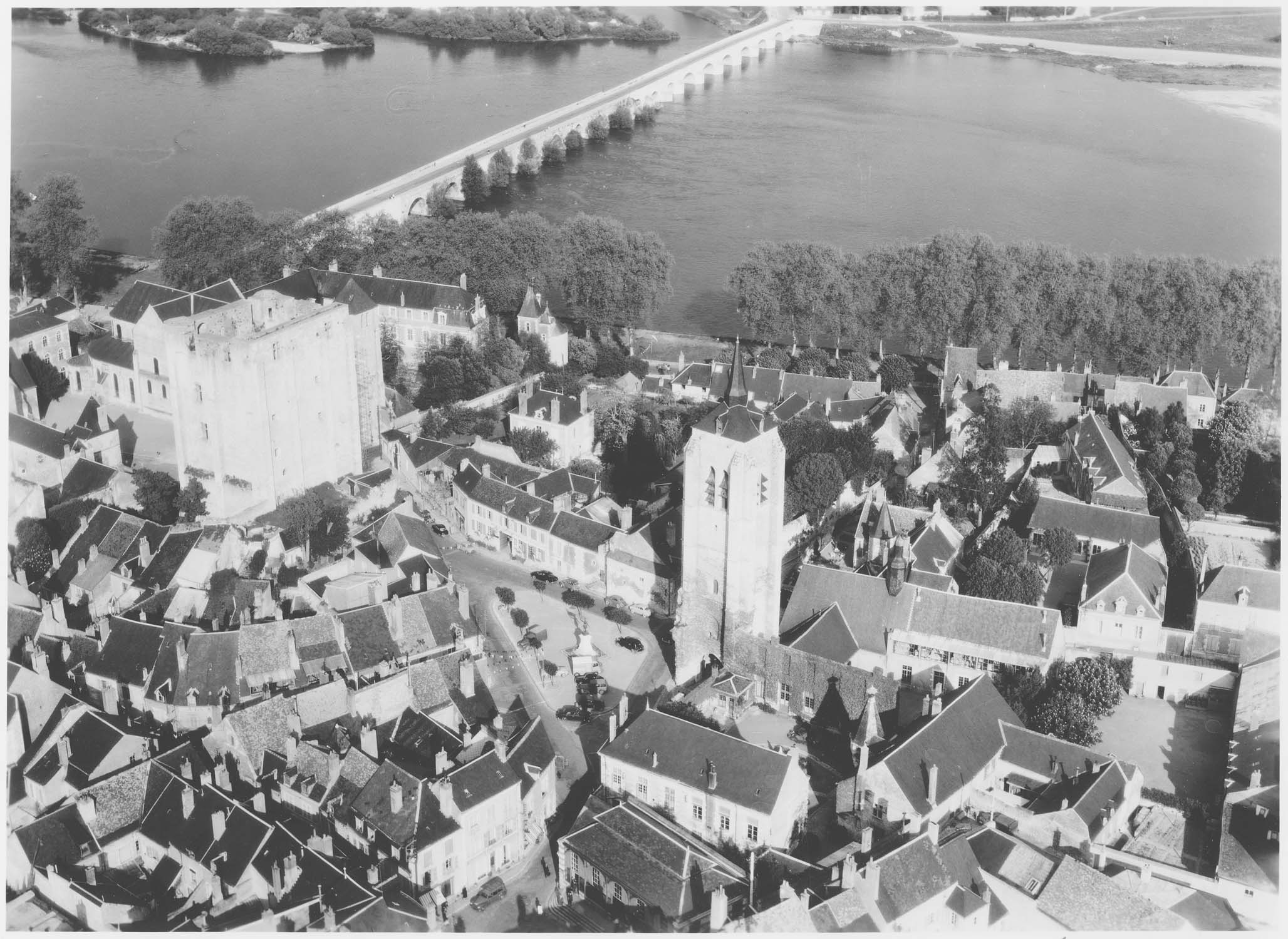 Donjon quadrangulaire, dit Tour de César ; Tour Saint-Firmin