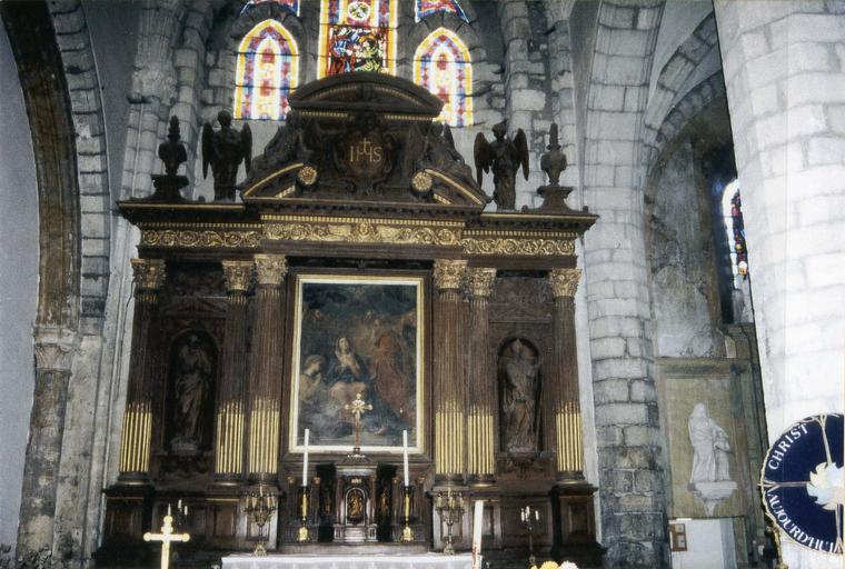 retable architecturé en bois sculpté peint et doré, surmonté par un fronton flanqué de seux anges, sans les niches deux statues : saint Pierre et saint Mamert(?), au centre tableau représentant La Pentecôte, huile sur toile du 17e siècle