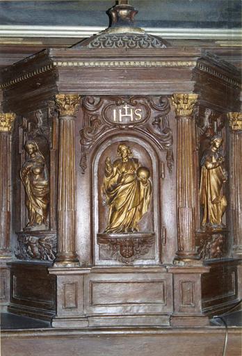 tabernacle en bois sculpté et doré, décor de saints personnages dont le Christ