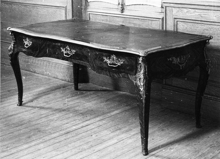 bureau plat à trois tiroirs signé Chevallier (reçu maître en 1743), bois avec ornements de bronze, 18e siècle - © Ministère de la Culture (France), Médiathèque du patrimoine et de la photographie (objets moibliers), tous droits réservés