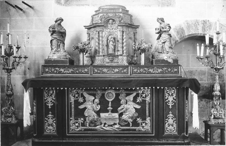 autel et tabernacle, bois peint sculpté et doré, 16e siècle, deux sculptures représentant des anges en adoration, décor de bas relief sur la face principale représentant des anges