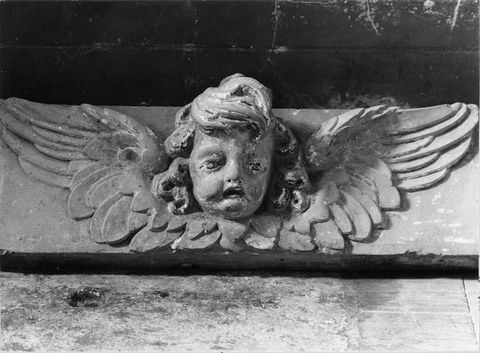 sculpture représentant une tête d'ange au nez cassé, pierre polychromée, Louis XIII, vue frontale