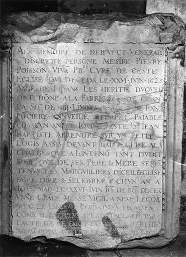 plaque funéraire avec épitaphe de Pierre Poisson, curé de Boynes, 1625
