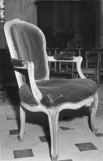 fauteuil de célébrant, bois, 18e siècle, vu par la gauche - © Ministère de la Culture (France), Médiathèque du patrimoine et de la photographie (objets moibliers), tous droits réservés