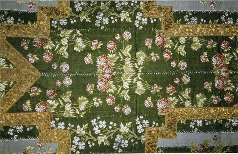 ornement vert, taffetas de soie broché, fin 18e siècle, détail du motif de la chasuble ornée de fleurs rouges