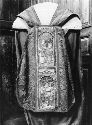 chasuble à broderie sur fond de damas, début du 16e siècle, décorée de scènes de la vie de la Vierge sur la partie avant