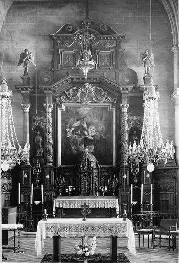 vue d'ensemble de l'autel avec tabernacle et retable contenant un tableau représentant Le Mariage de la vierge, entourré de colonnes torses au décor de grappes de raisins, et décoré de cinq statues, bois sculpté peint et doré, fin du 17e siècle - © Ministère de la Culture (France), Médiathèque du patrimoine et de la photographie (objets moibliers), tous droits réservés