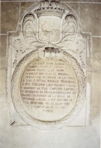 plaque funéraire avec épitaphe d'Elisabeth Hubert, femme de Florisel Droin, seigneur de Bouville, pierre gravée, 1643
