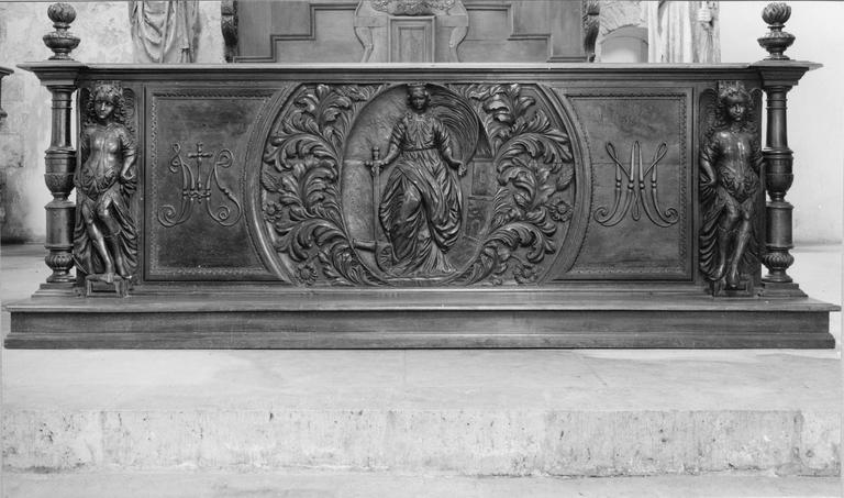 banc d'oeuvre décoré d'un bas relief en médaillon représentant sainte Barbe, bois sculpté, 18e siècle