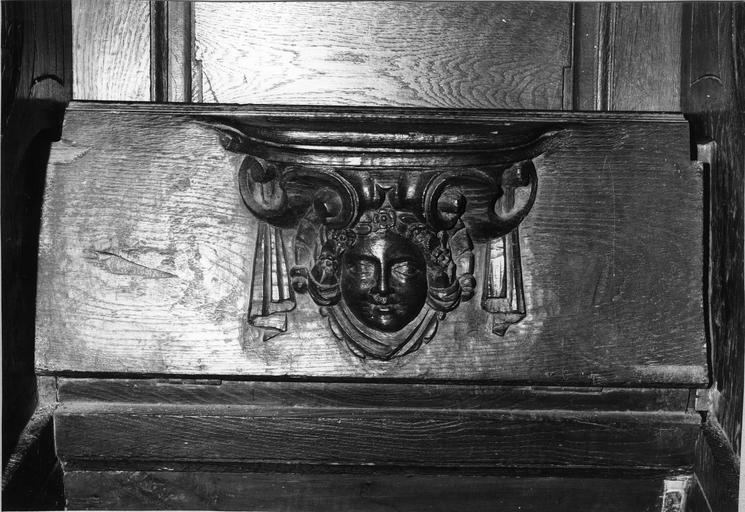 ensemble de treize stalles en bois sculpté, début du 17e siècle, détail d'un motif sculpté de mascaron - © Ministère de la Culture (France), Médiathèque du patrimoine et de la photographie (objets moibliers), tous droits réservés