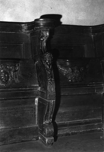 ensemble de treize stalles en bois sculpté, début du 17e siècle, détail d'un accoudoir - © Ministère de la Culture (France), Médiathèque du patrimoine et de la photographie (objets moibliers), tous droits réservés