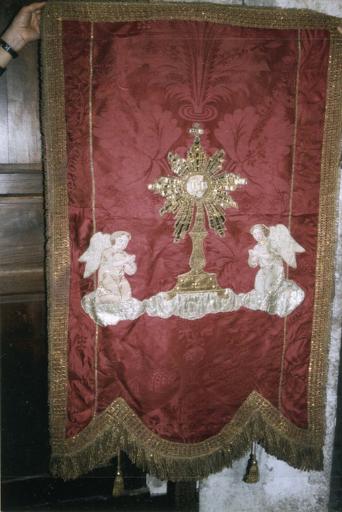 bannière de procession de saint Hilaire, damas de soie rouge et applications, 18e siècle, vue de la face décorée d'un motif de deux anges en prière devant une gloire