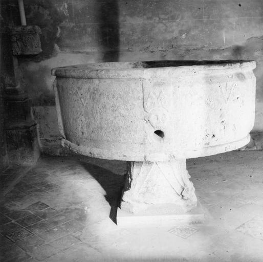 cuve baptismale, pierre gravée après installation à l'intérieur de l'église