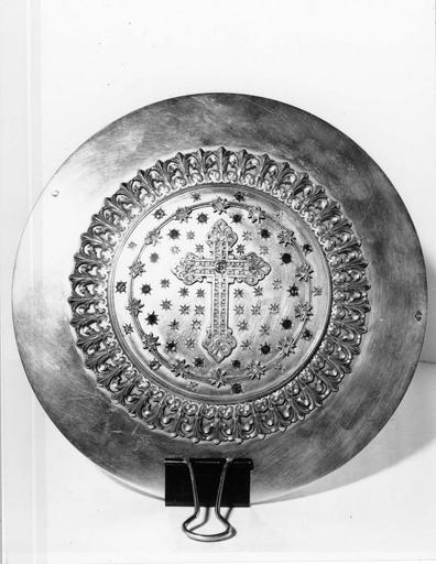 patène, par Théophile Laurent, maître-orfèvre à Lyon, argent doré et émaux, diamants, rubis et émeraudes incrustés, 1895-1897 - © Ministère de la Culture (France), Médiathèque du patrimoine et de la photographie, diffusion RMN-GP