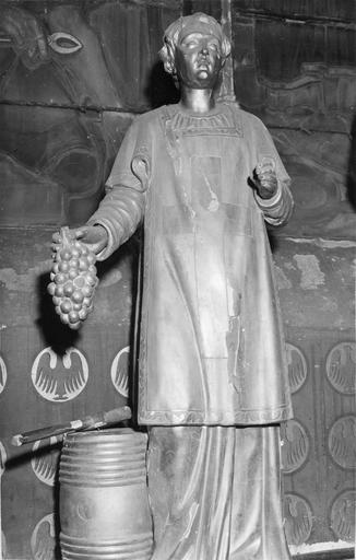 statue : saint Vincent tenat une grappe, bois doré, 18e siècle - © Ministère de la Culture (France), Médiathèque du patrimoine et de la photographie (objets moibliers), tous droits réservés