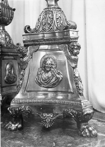 crucifix, métal fondu et ciselé, détail du pied avec figure du Christ, 19e siècle - © Ministère de la Culture (France), Médiathèque du patrimoine et de la photographie (objets moibliers), tous droits réservés